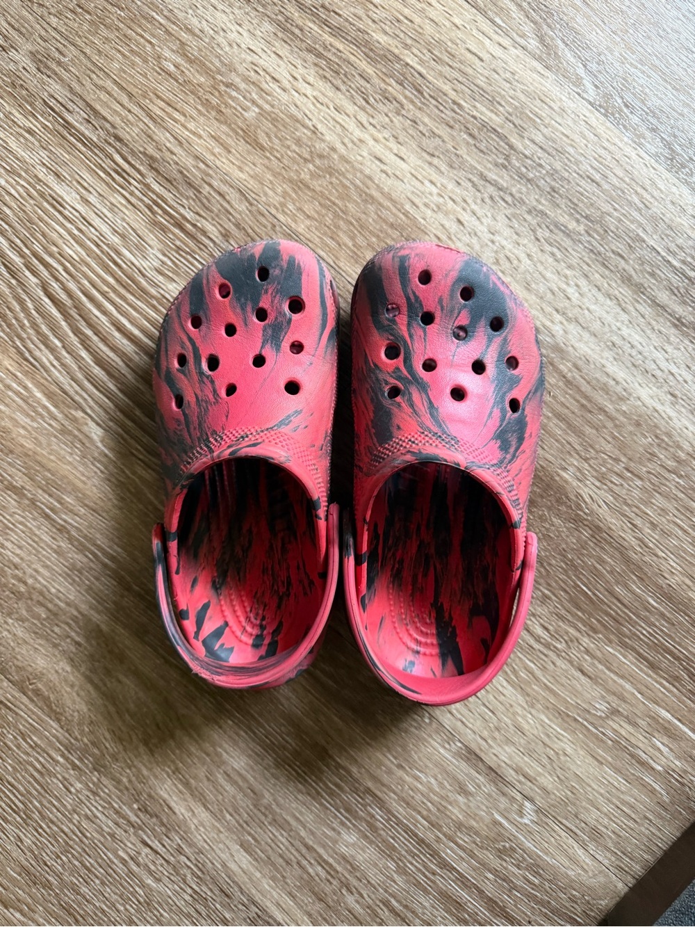 CROCS Kids Red and Black Swirl Foam Clogs SIZE J2